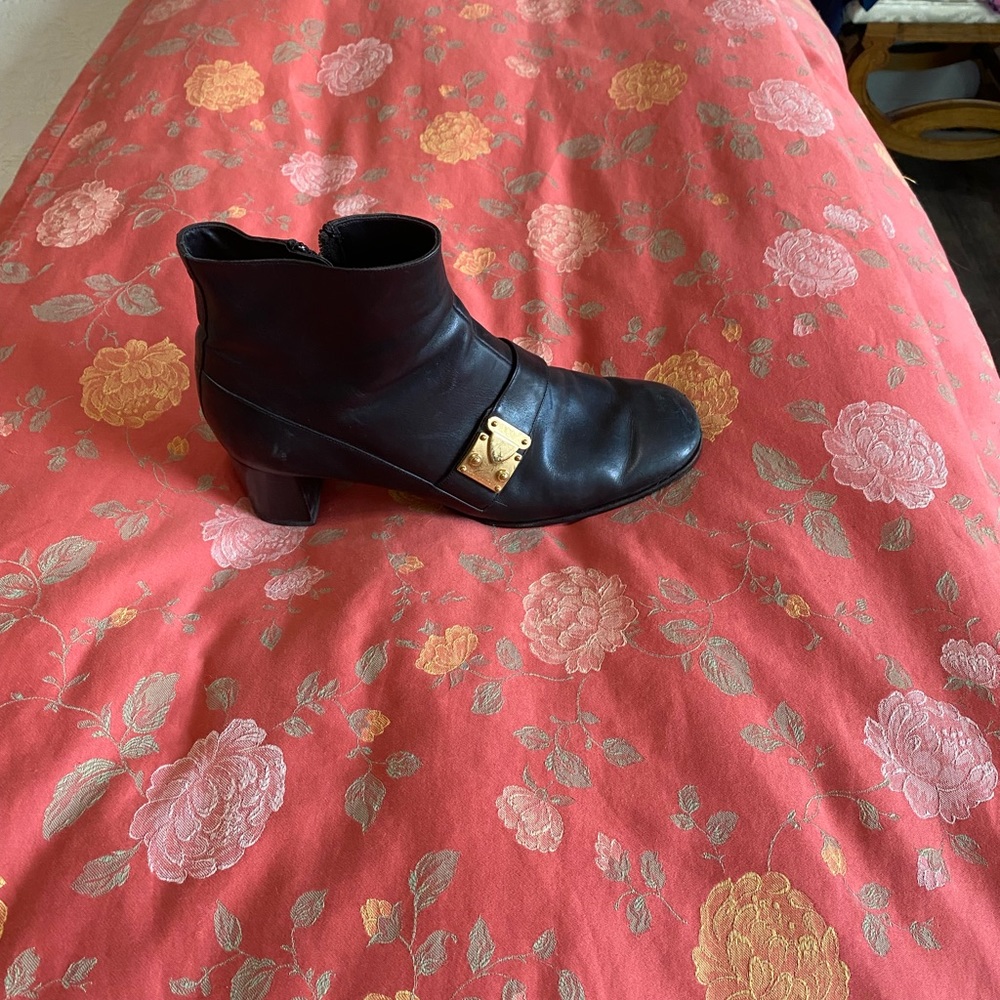 Ankle leather boots Louis Vuitton.